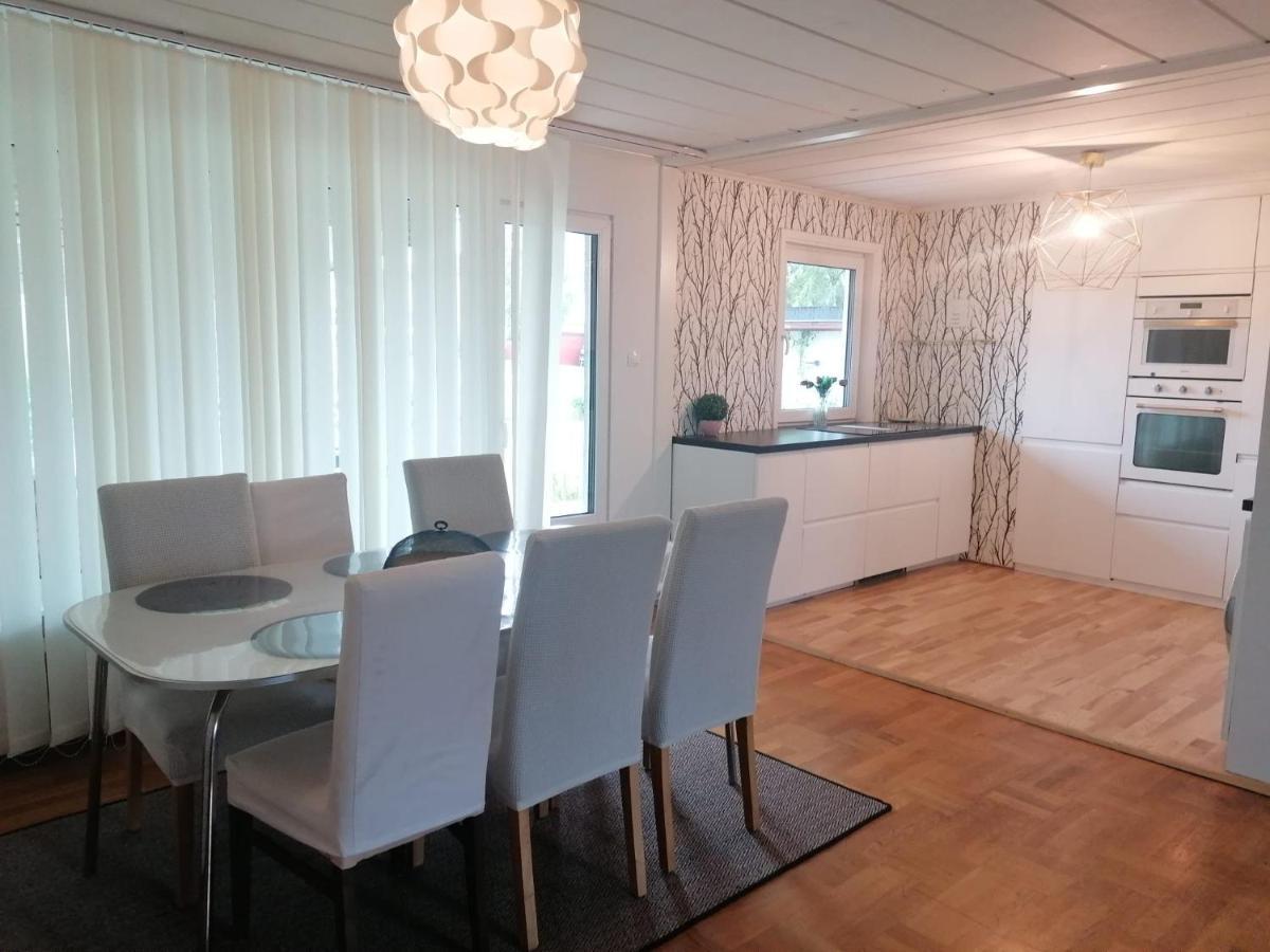 Villa Med Egen Parkering. Moejlighet Att Boka Fran 1 Och Upp Till 5 Personer. Örebro Exterior foto