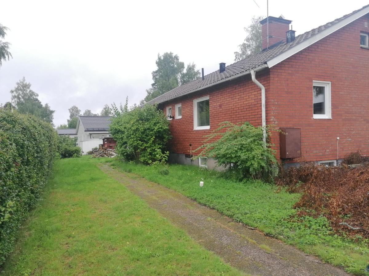 Villa Med Egen Parkering. Moejlighet Att Boka Fran 1 Och Upp Till 5 Personer. Örebro Exterior foto