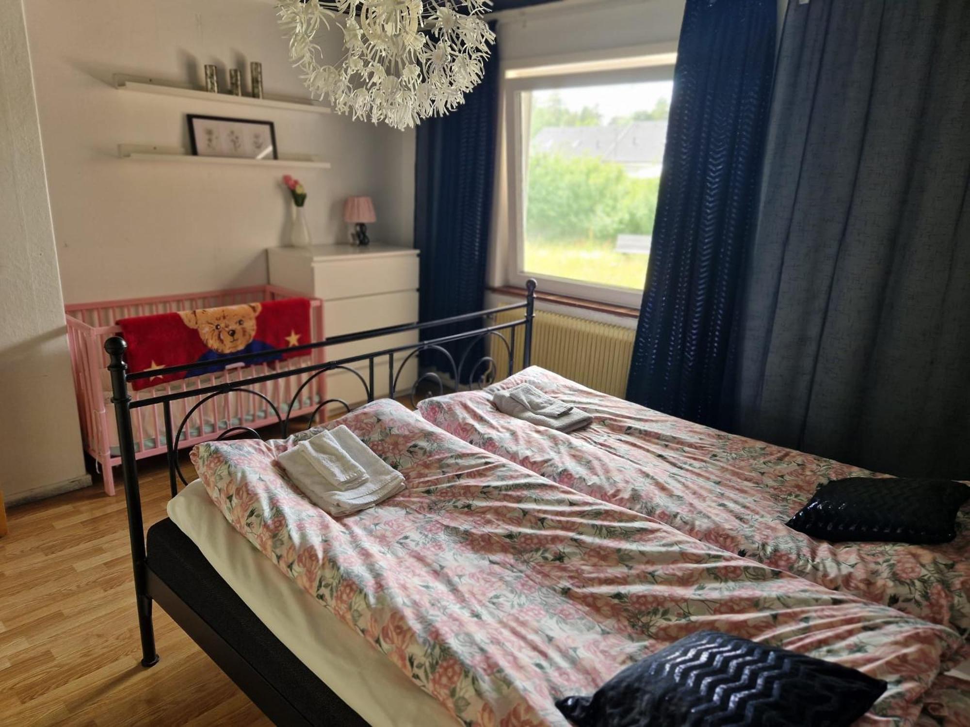 Villa Med Egen Parkering. Moejlighet Att Boka Fran 1 Och Upp Till 5 Personer. Örebro Exterior foto